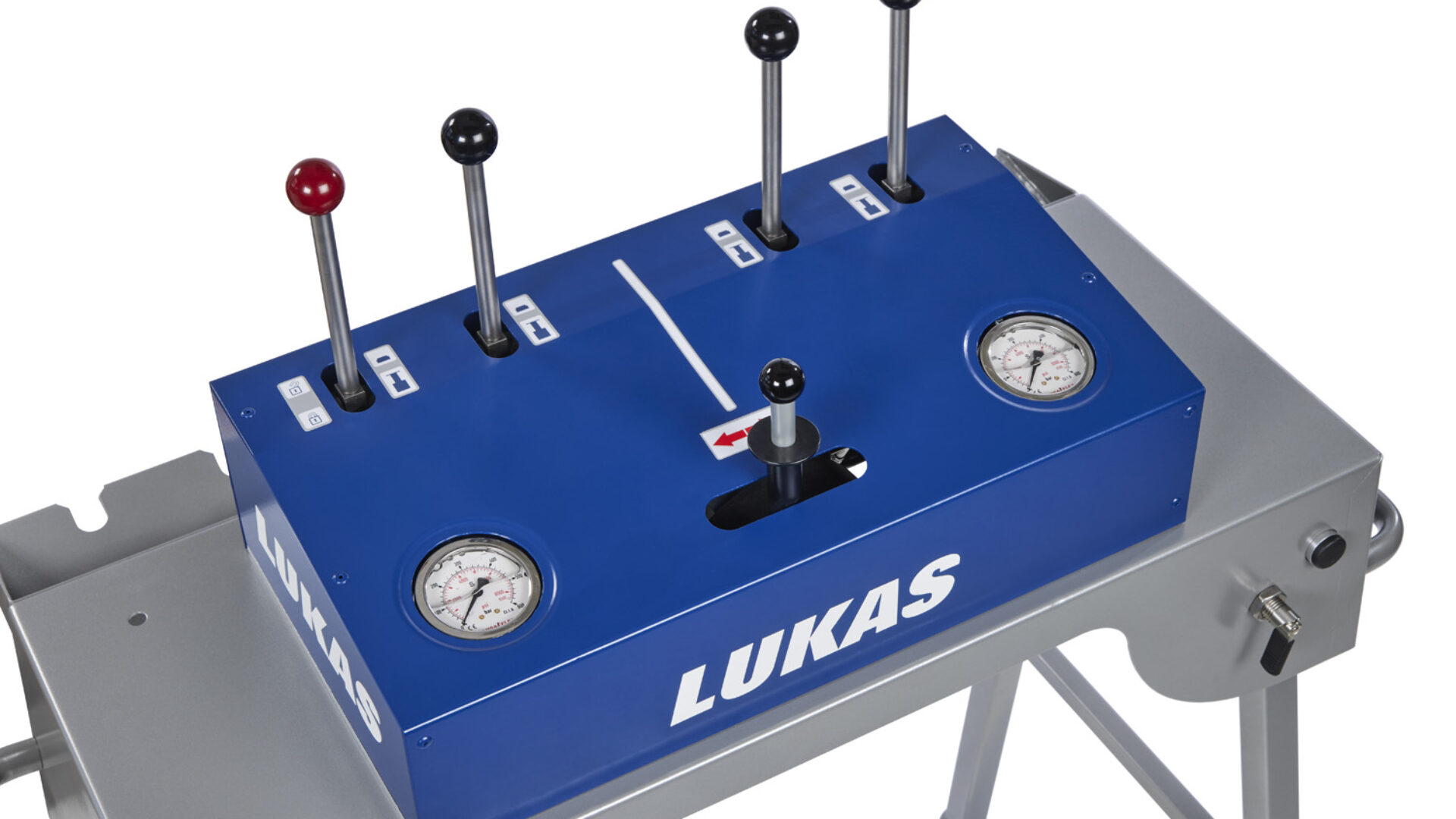 Hydraulisches Steuerpult CU 2DV von LUKAS mit zwei Doppelhebelventilen, aufgestellt zur mobilen Bedienung – erhältlich bei Matter Hydraulik