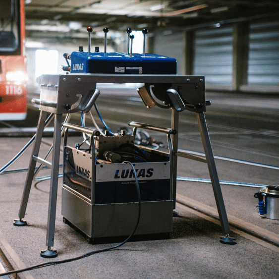 Hydraulisches Steuerpult CU 2DV von LUKAS mit mobilem Aggregat zur Aufgleisung von Strassenbahnen – Anwendung im Gleisbereich