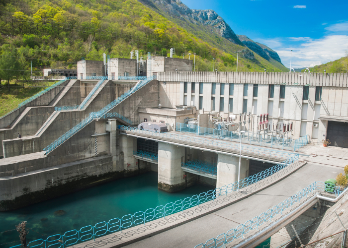 Wasserkraftwerk an einem Fluss