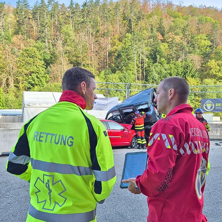 Ein Instruktor und ein Rettungssanitäter sprechen miteinander