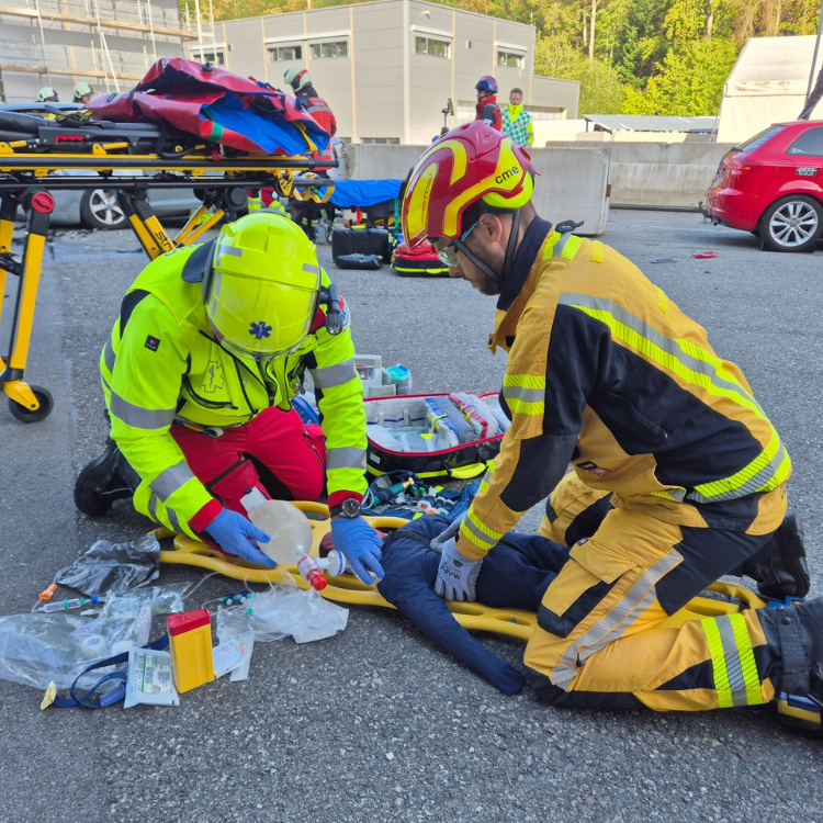 Der Crash-Test-Dummy eines Babies wird von den Sanitätern medizinisch versorgt