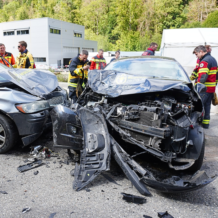 Rettungskräfte begutachten einen Auto-Crash