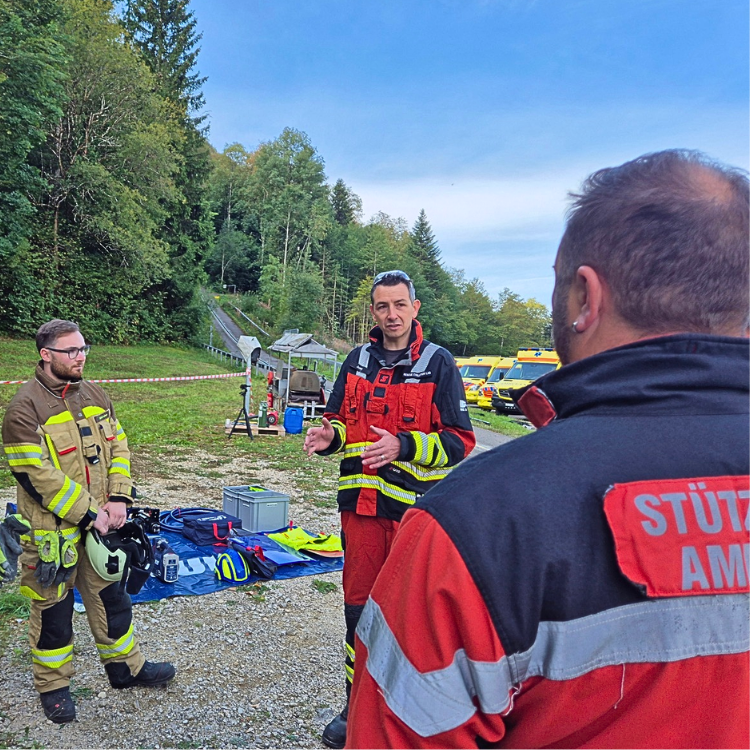 Ein Instruktor weist die Feuerwehrleute ein