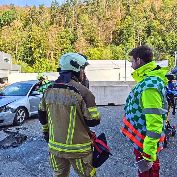 Ein Feuerwehrmann und ein Rettungssanitäter besprechen die Rettung