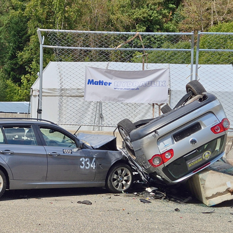 Crash von zwei Autos, eines liegt auf dem Dach