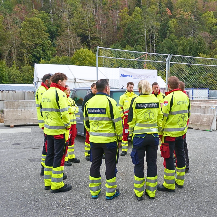 Rettungskräfte bei der Einweisung des Rescue Evolution Day