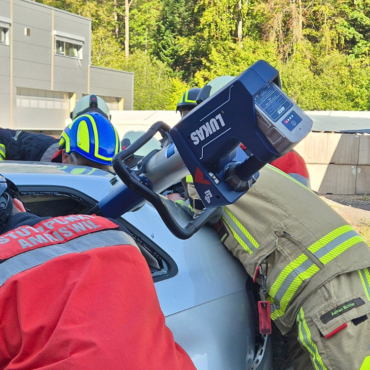 Rettunskräfte schneiden ein Auto auf mit der LUKAS E4 S 378 Schere