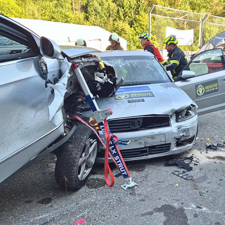 LX Strut stabilisiert ein gecrashtes Auto