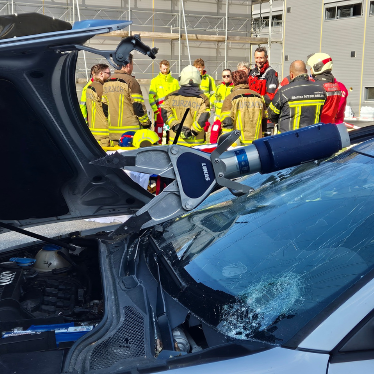 LUKAS Spreizer liegt auf der Vorderscheibe eines gecrashten Autos