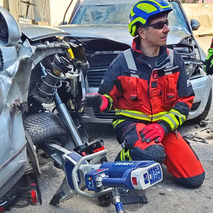Instruktor erklärt den Teilnehmenden den LUKAS E3 Spreizer und den Rettungszylinder