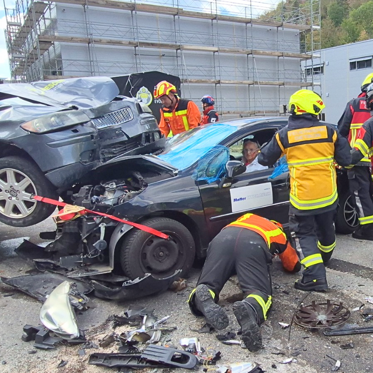 Rettungskräfte stabilisieren ein Unfallauto mit Figurantin