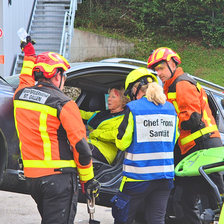 Rettungskräfte haben Zugang zur Figurantin im Unfallauto geschaffen