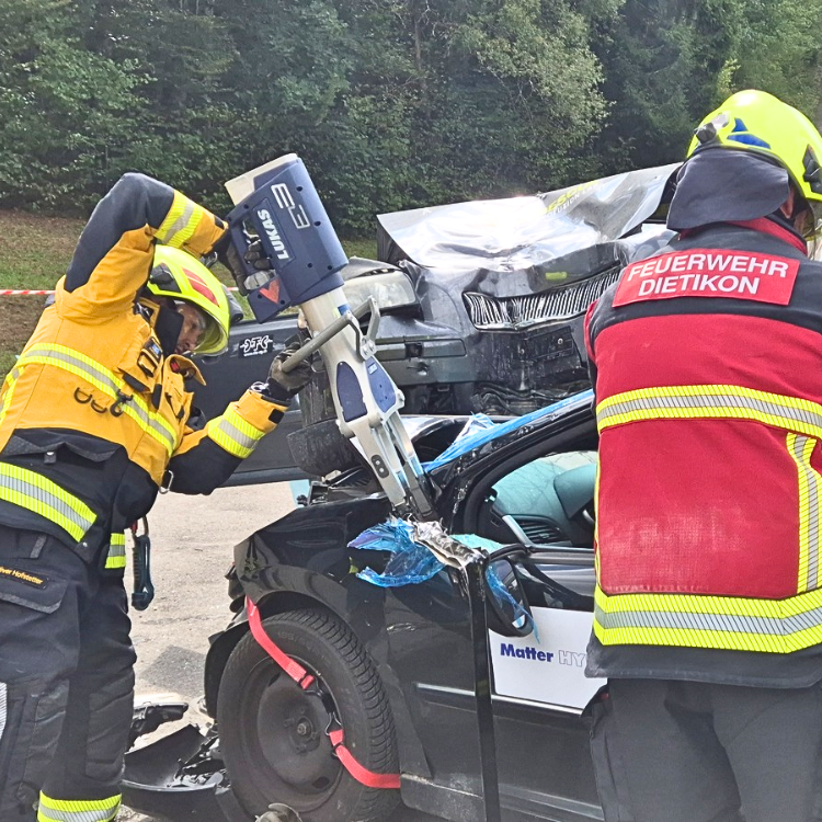 Feuerwehrmann benutzt einen LUKAS E3 Spreizer