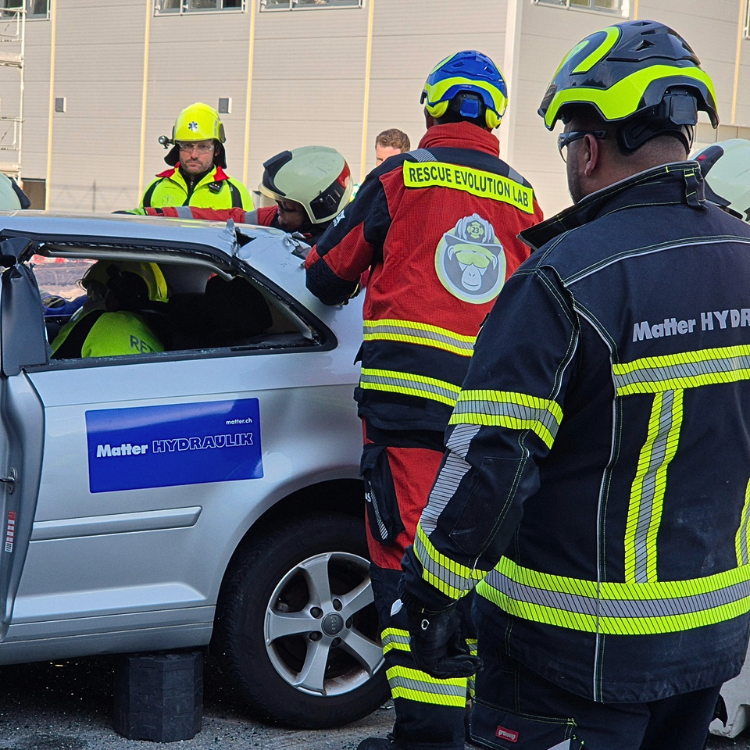 Unfallauto wird mit LUKAS Abstützblöcken gesichert. Rundherum Rettungskräfte.