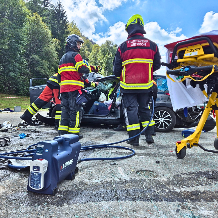 Rettungskräfte arbeiten mit dem Kompaktaggregat und Rettungszylinder von LUKAS