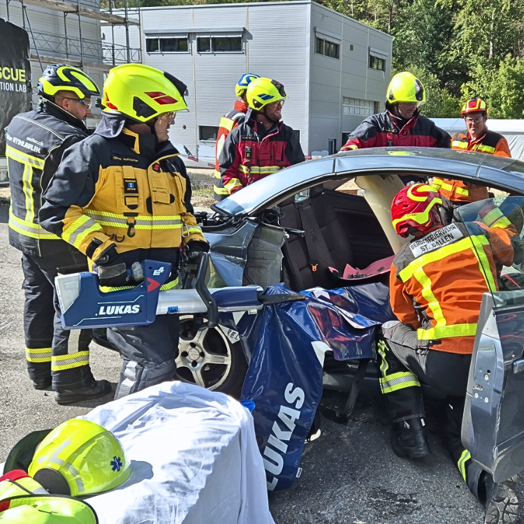 Feuerwehrleute arbeiten mit der LUKAS E4 Rettungsschere