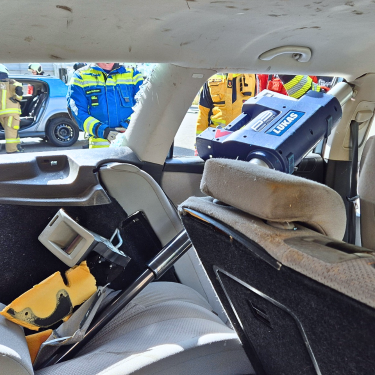 LUKAS E3 Rettungszylinder drückt die B-Säule eines Autos auseinander