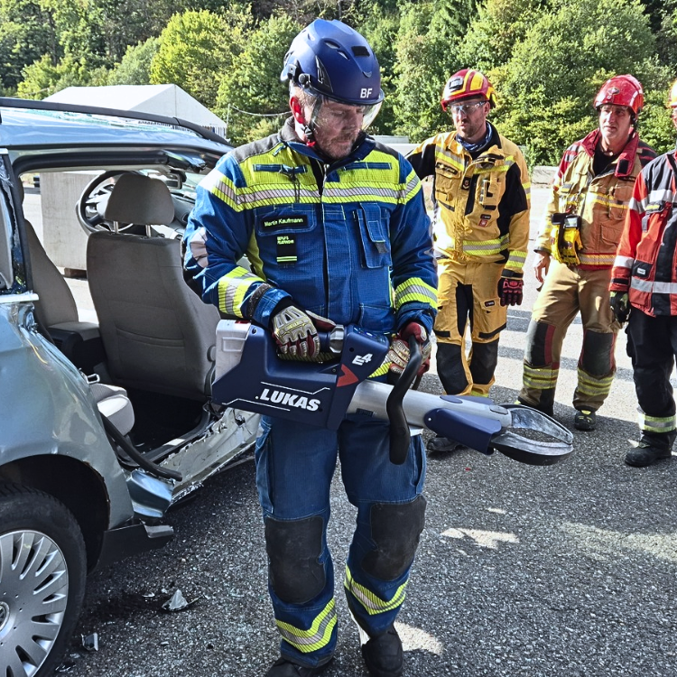 Feuerwehrmann trägt die LUKAS E4 Schere