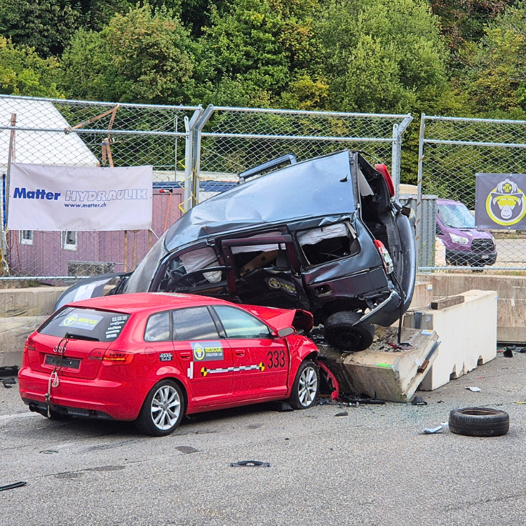 Ein rotes und Auto ist in ein Family-Van gecrashed