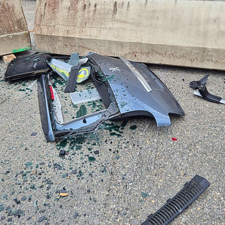 Türe vom Kofferraum des Family-Van, durch den Crash weggefallen